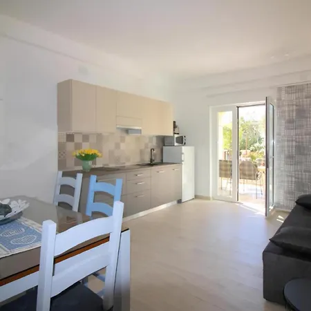 Appartement Sergio Fuer 5 Personen In Strandnaehe Poreč